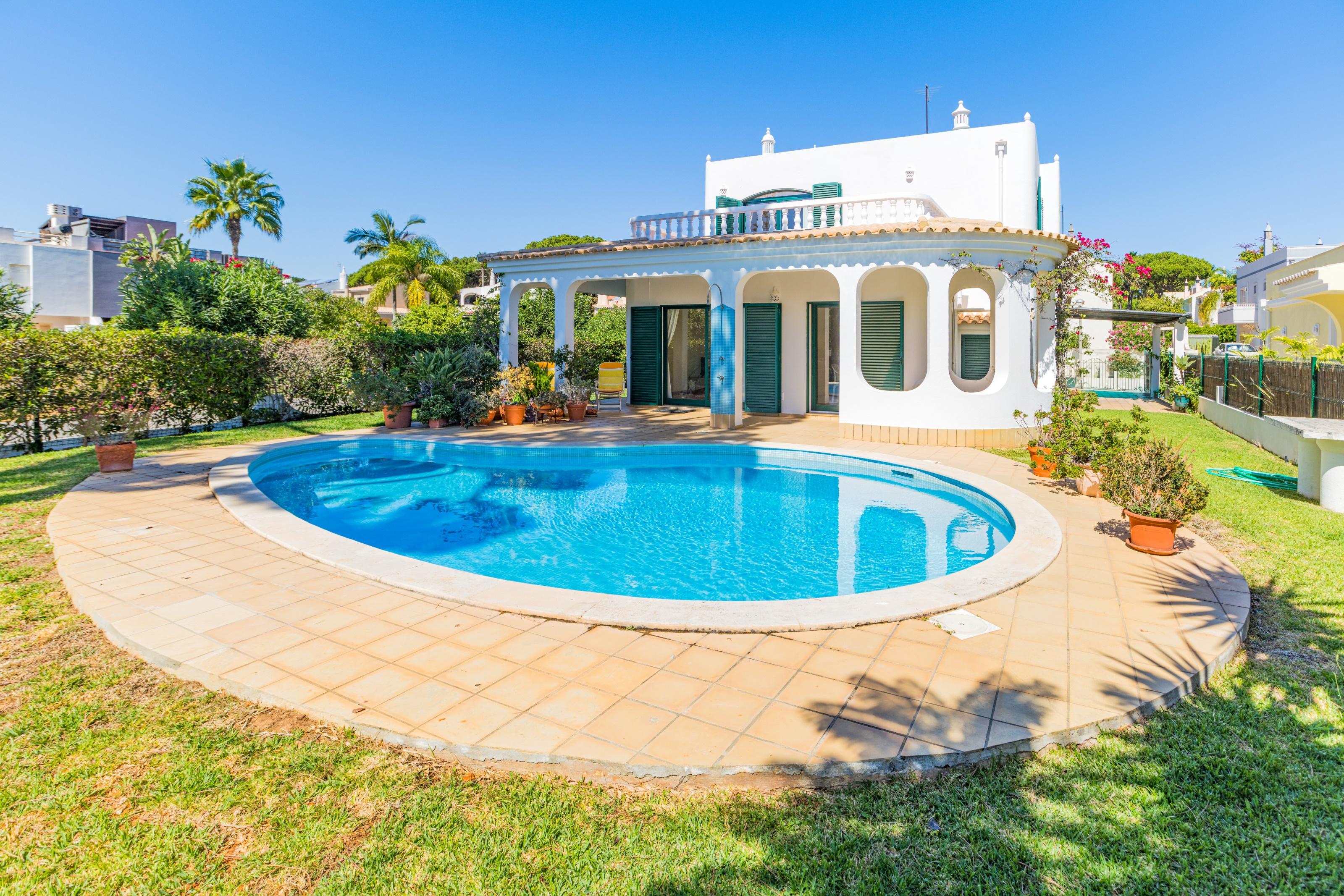 4 bedroom villa with garden and swimming pool in Vilamoura Algarve