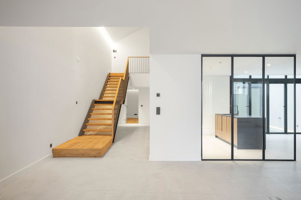 New 5 bedroom duplex flat with terrace and four parking spaces 3690946577