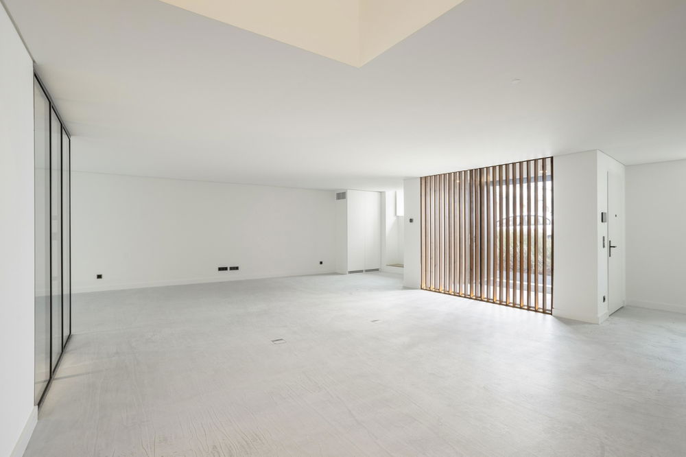 New 5 bedroom duplex flat with terrace and four parking spaces 3690946577