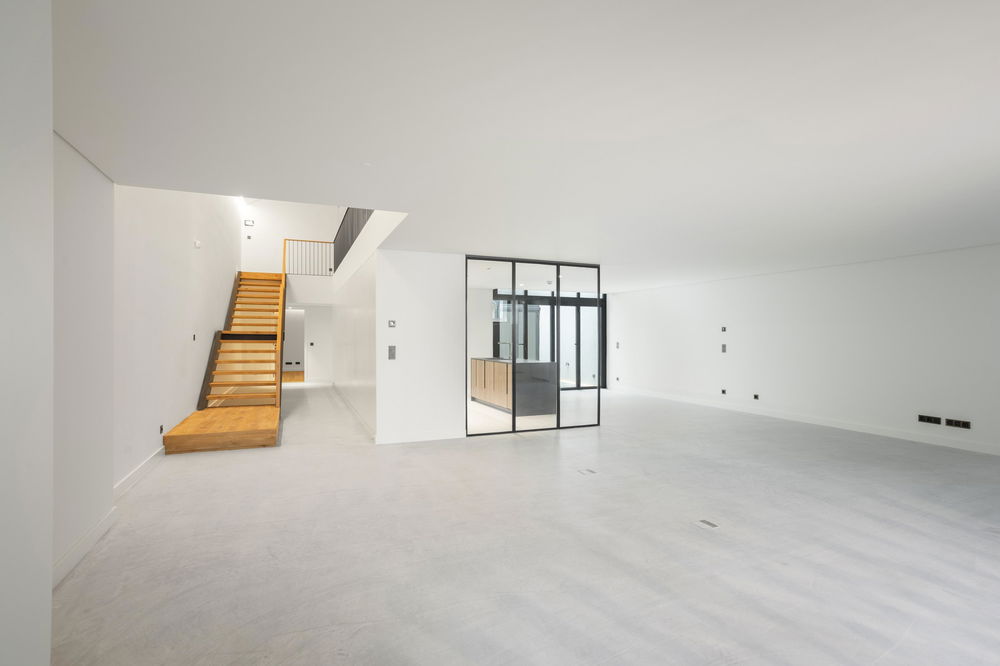 New 5 bedroom duplex flat with terrace and four parking spaces 3690946577