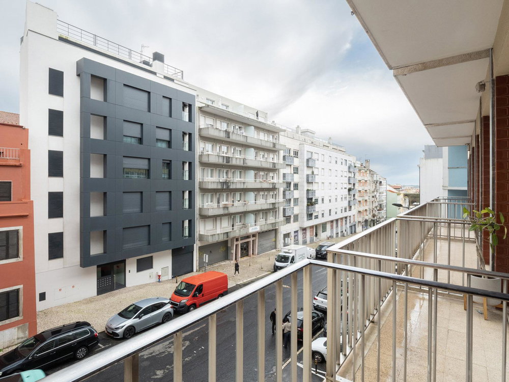 3 bedroom flat with balconies and parking in Campolide 2355604896