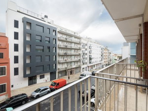 3 bedroom flat with balconies and parking in Campolide 2355604896