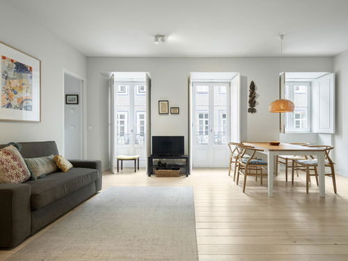 1-Bedroom Apartment with Juliet Balcony in Lapa 3886635242