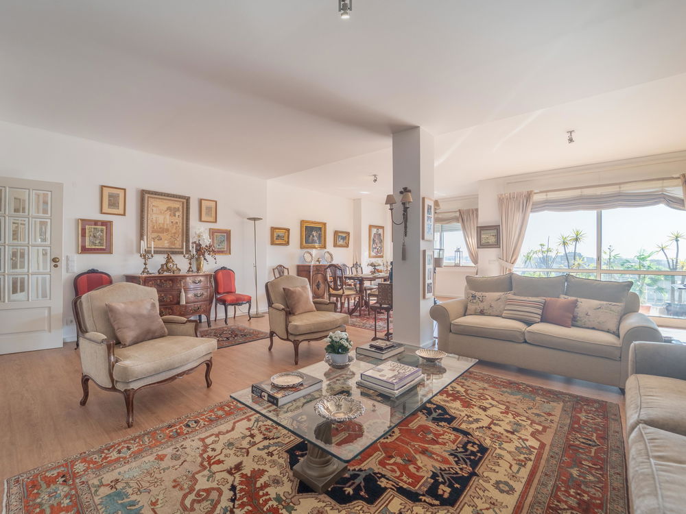 3 bedroom flat with two fronts and balconies on Av. da Boavista 3464252323