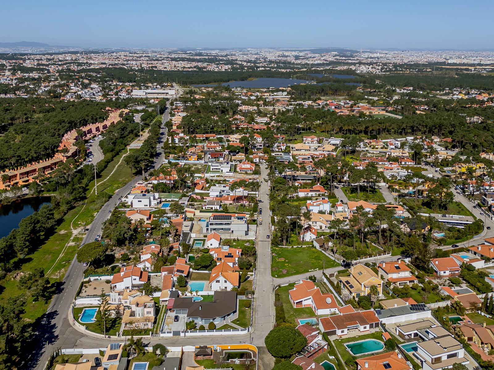 Land for construction in Verdizela Seixal with privacy and sun exposure