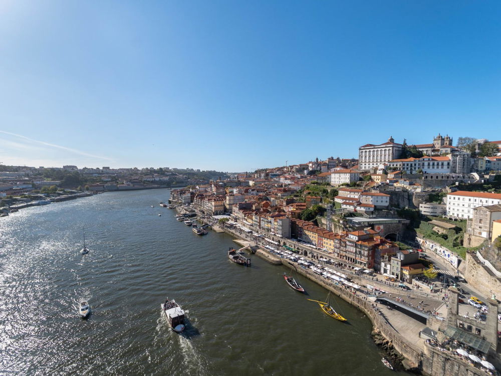 3 bedroom flat with balcony and parking in Quinta da Moreira 1119763623