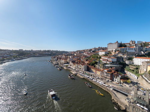 3 bedroom flat with balcony and parking in Quinta da Moreira 1119763623