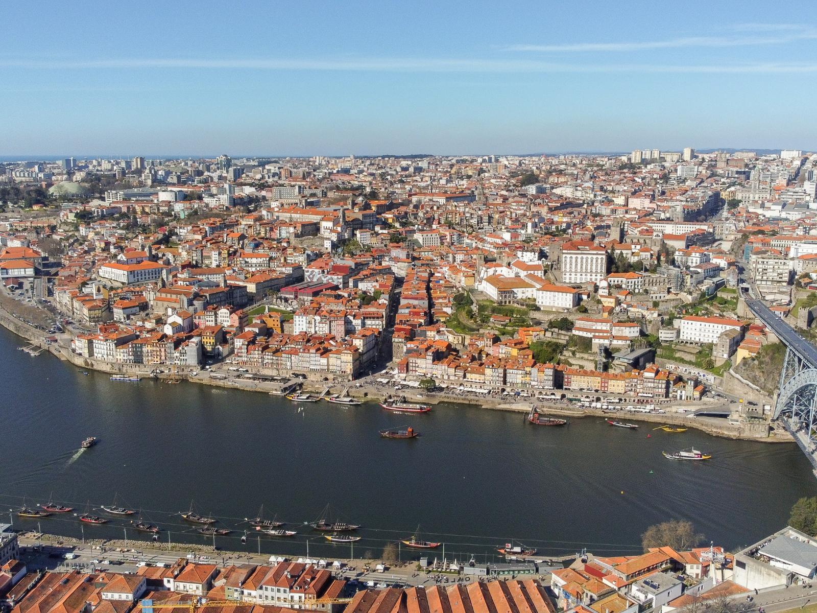 3 bedroom flat with balcony and parking in Quinta da Moreira