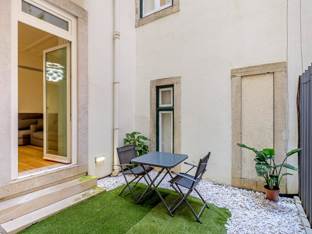 Renovated 1-bedroom apartment with private terrace 27076386