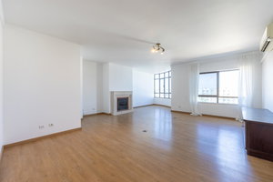 5 bedroom flat with balcony, in the centre of Faro 3471817253