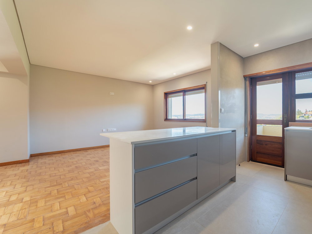 3 bedroom flat on Avenida da República 701650095