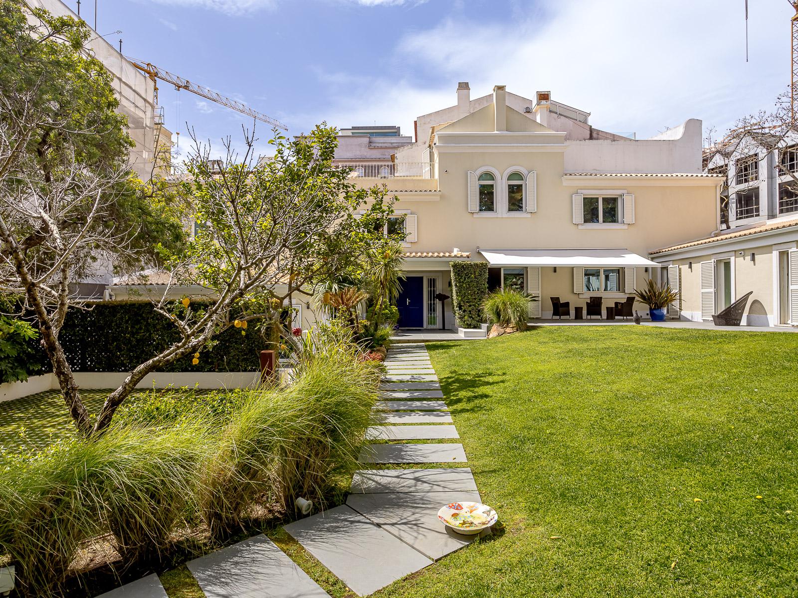 Detached 5 bedroom villa with garden and swimming pool in Monte Estoril