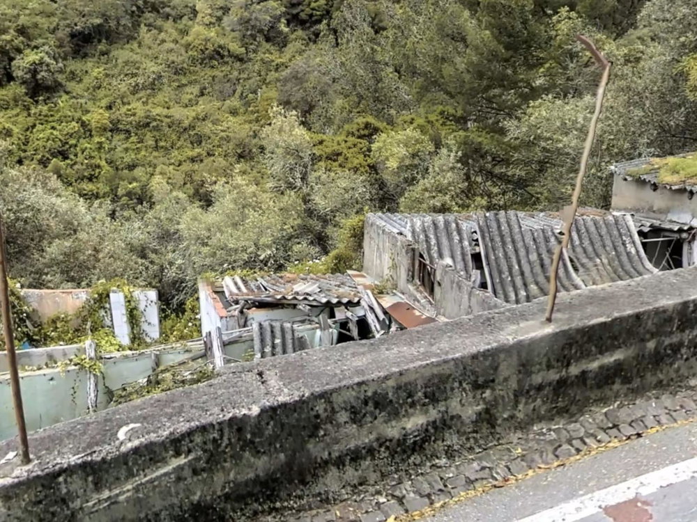 Urban land 3066 m², with centenary ruin and monuments view, in Sintra 3483868519