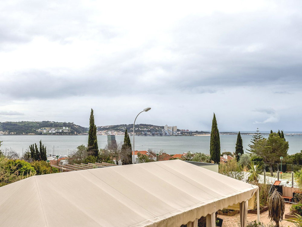 4 bedroom duplex flat with terrace and river views in Algés 1387609211