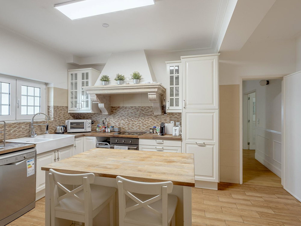 6 bedroom villa with garden and swimming pool next to Carcavelos and Parede beaches 246702933