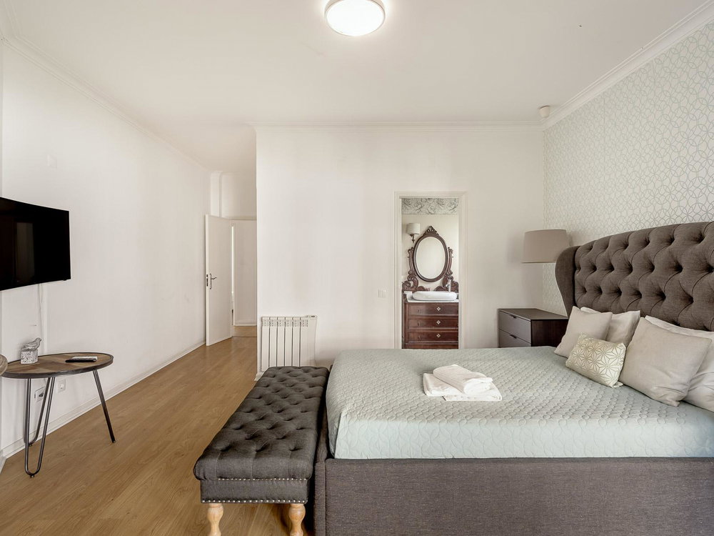 6 bedroom villa with garden and swimming pool next to Carcavelos and Parede beaches 246702933