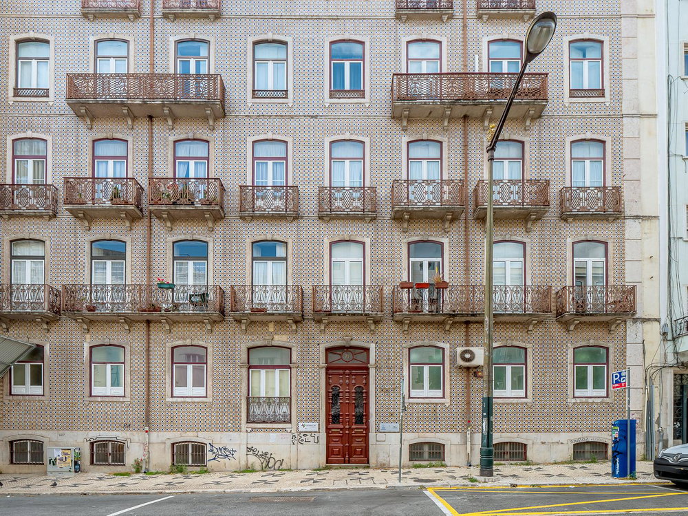 2+2 bedroom flat in the centre of Lisbon, next to the metro, to renovate 394140549
