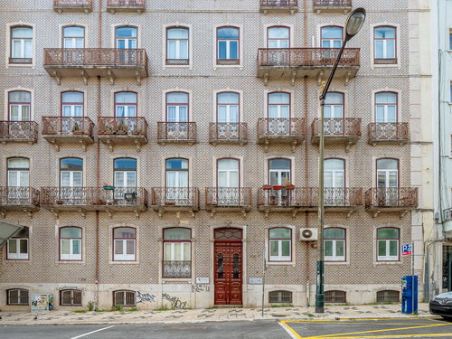 2+2 bedroom flat in the centre of Lisbon, next to the metro, to renovate 394140549