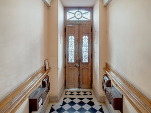 2+2 bedroom flat in the centre of Lisbon, next to the metro, to renovate 394140549