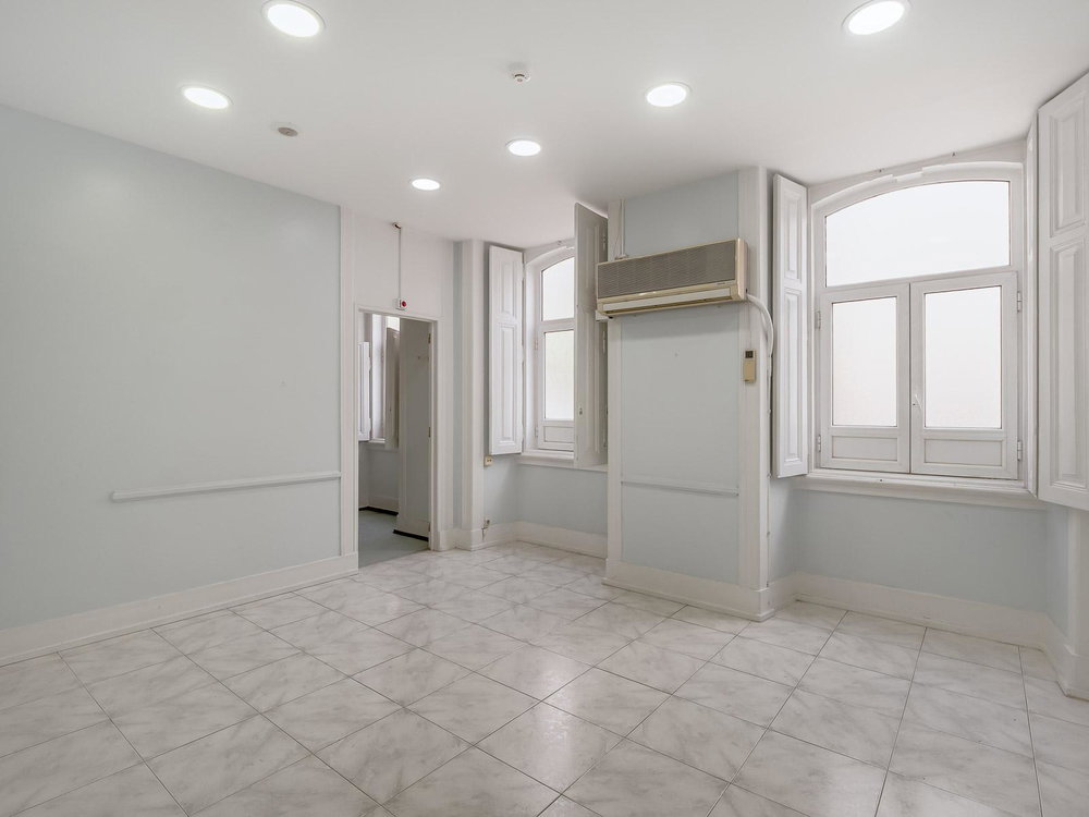 2+2 bedroom flat in the centre of Lisbon, next to the metro, to renovate 394140549