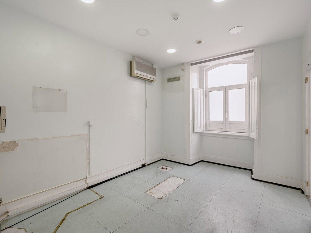 2+2 bedroom flat in the centre of Lisbon, next to the metro, to renovate 394140549
