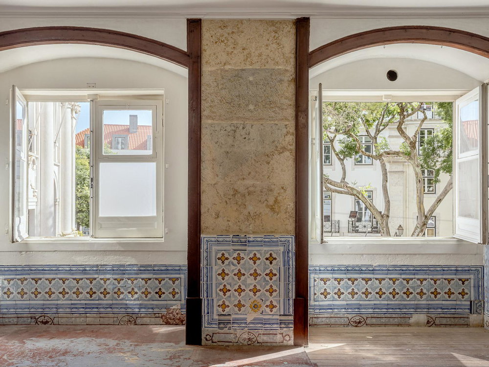 Commercial overstore in Largo de Santo António da Sé in Lisbon 327424792