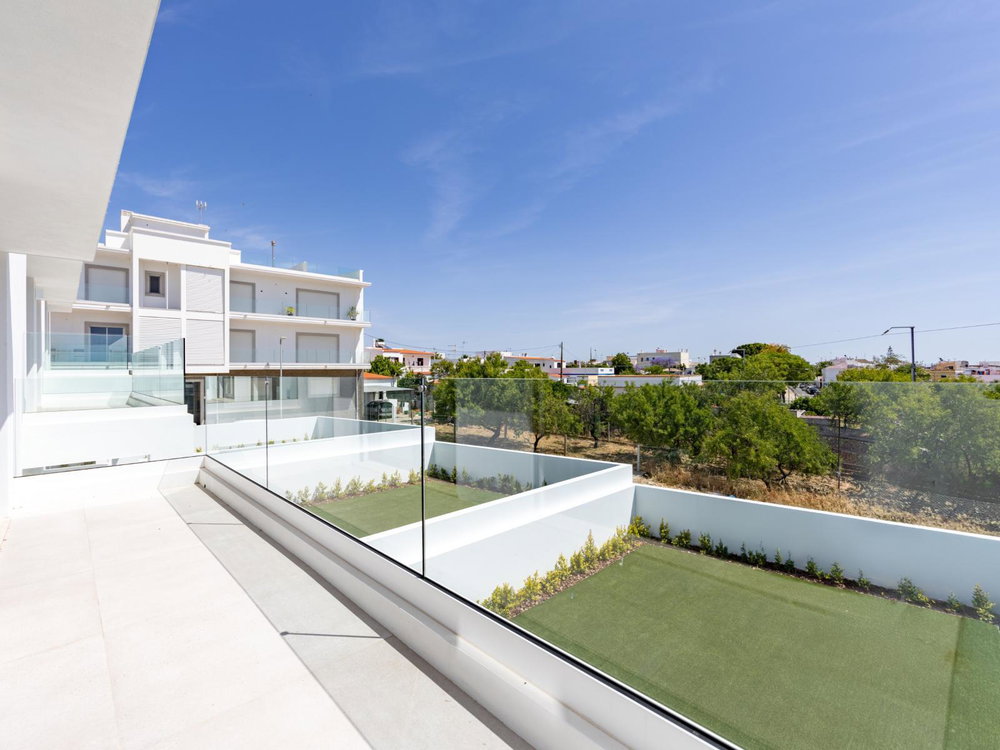4 bedroom semi-detached house with garden and pool in Olhão 1679753460