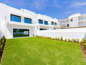 4 bedroom semi-detached house with garden and pool in Olhão 1679753460