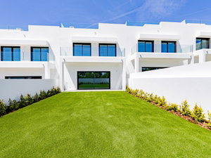 4 bedroom semi-detached house with garden and pool in Olhão 320352354