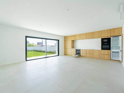 4 bedroom semi-detached house with garden and pool in Olhão 2208771571