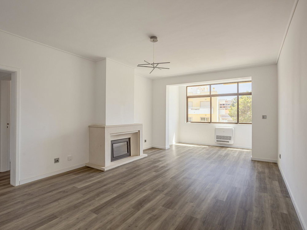 Renovated 2 bedroom flat in Cascais with garage and green areas 514442131