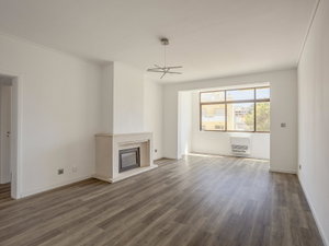 Renovated 2 bedroom flat in Cascais with garage and green areas 514442131