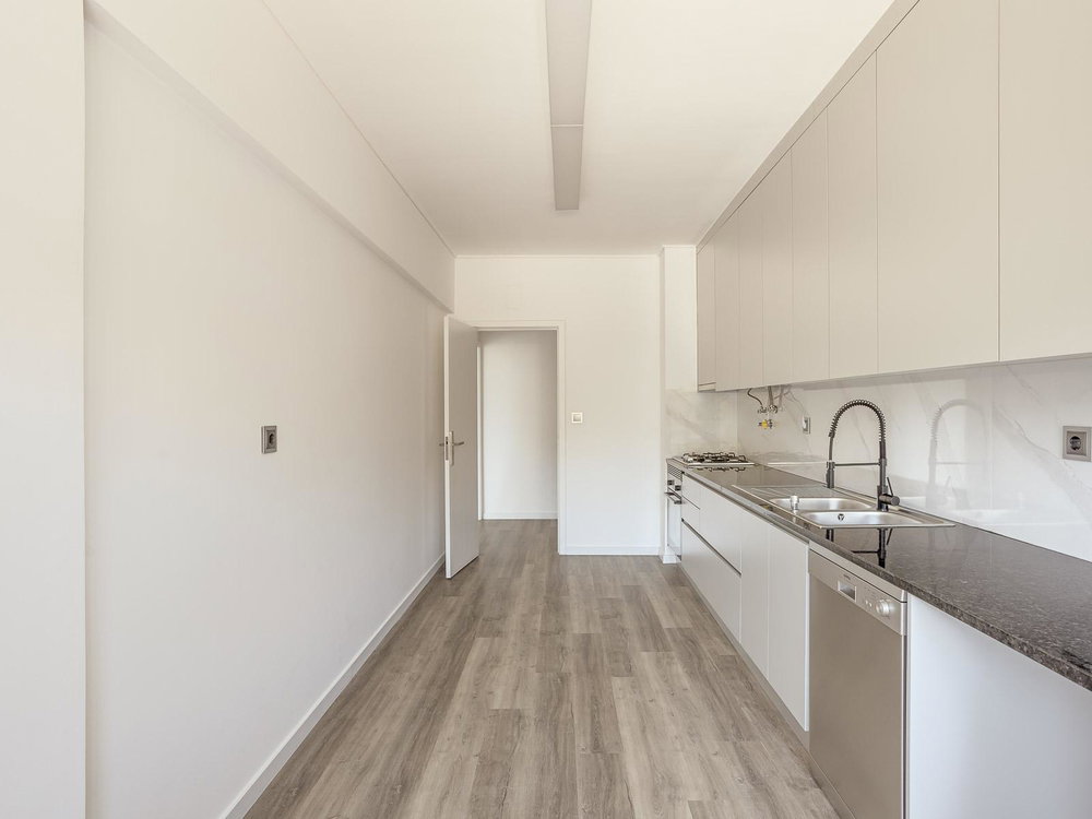 Renovated 2 bedroom flat in Cascais with garage and green areas 514442131