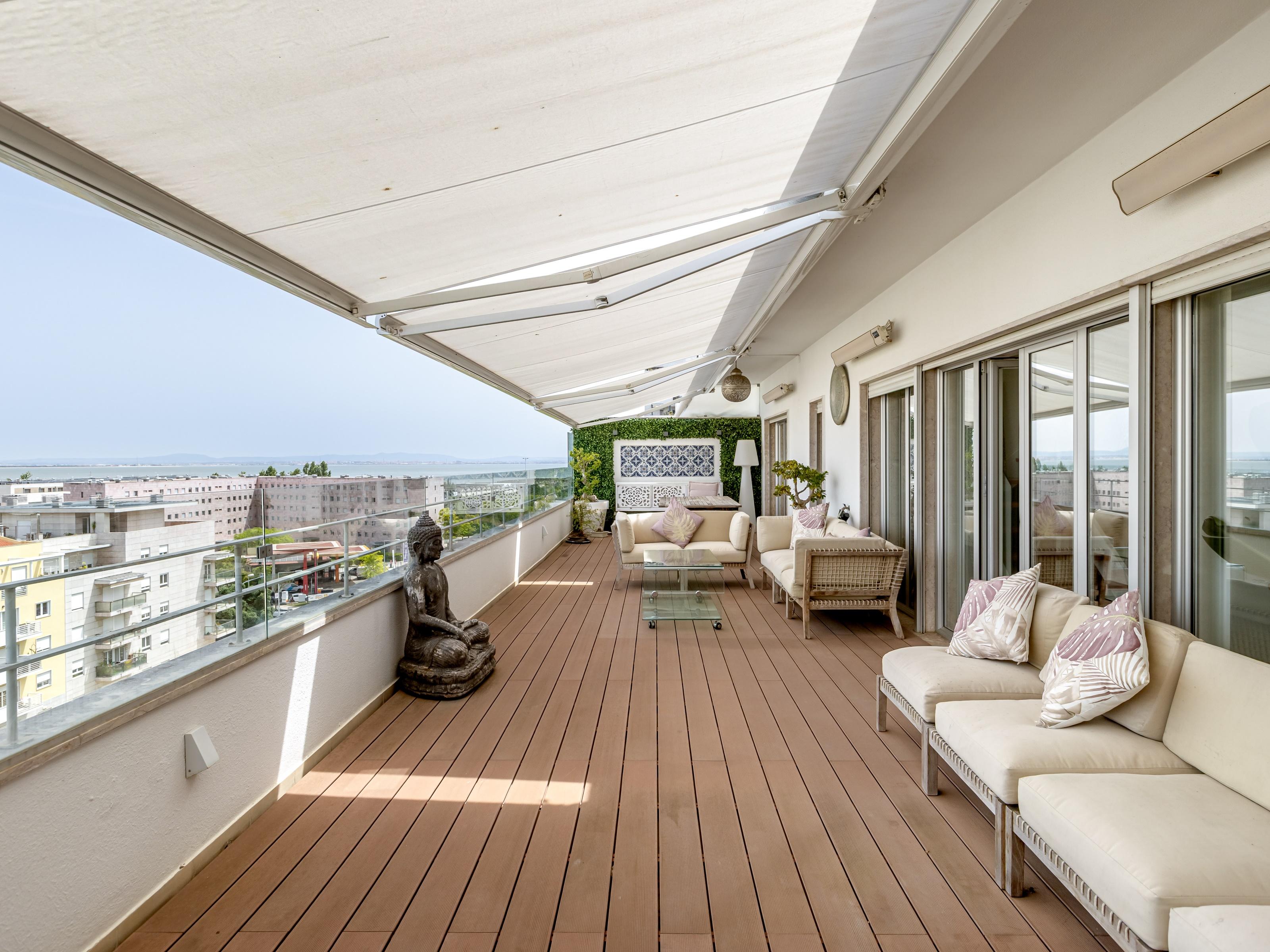 6 bedroom duplex flat with terraces and parking with front river view.