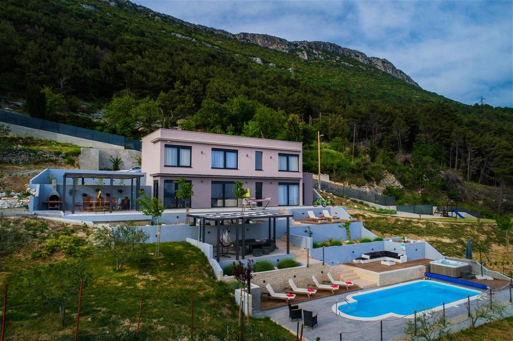 Sea View Hill Villa in Split Suburb 1039204967
