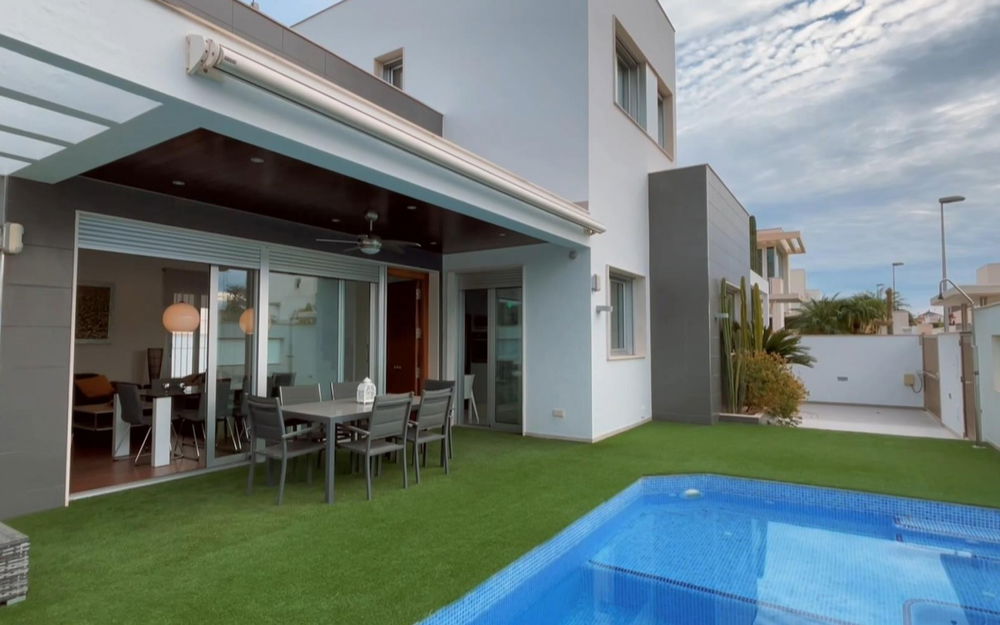 Mil Palmeras · Alicante REF #CSPQ-18242 · Villa 934715293