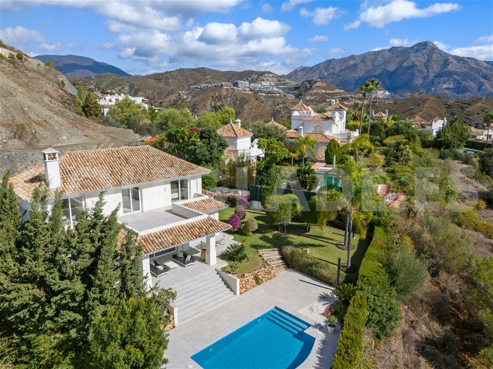 Luxury golf front villa with sea views in La Quinta 1000361672