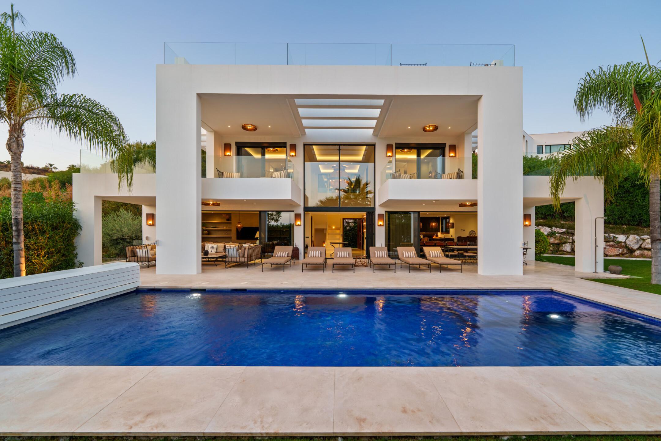 Sea-view villa for sale in Nueva Andalucia, Marbella | Los Olivos 16 1008671782