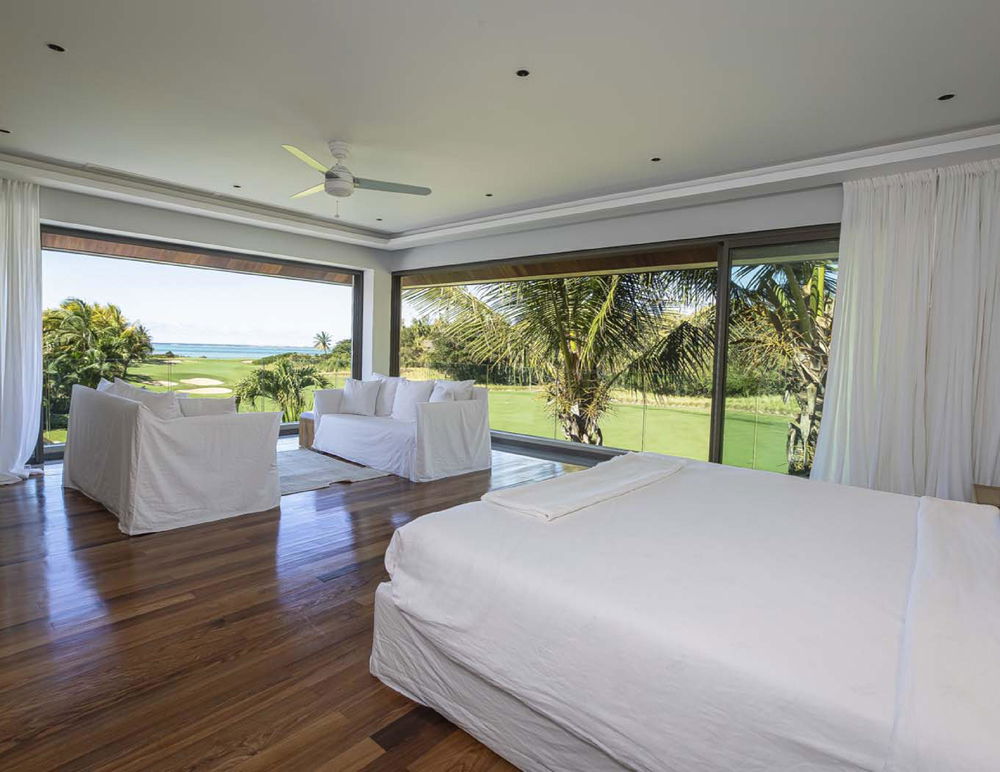 Invest in this superb luxury villa with golf and sea views in eastern Mauritius 1080850482