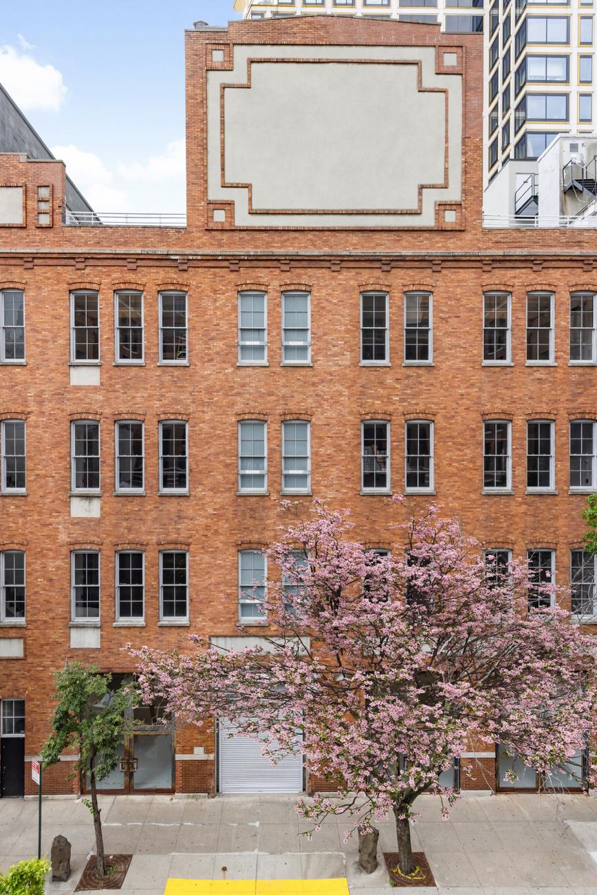 Property investment in Manhattan’s Chelsea district 1182054870