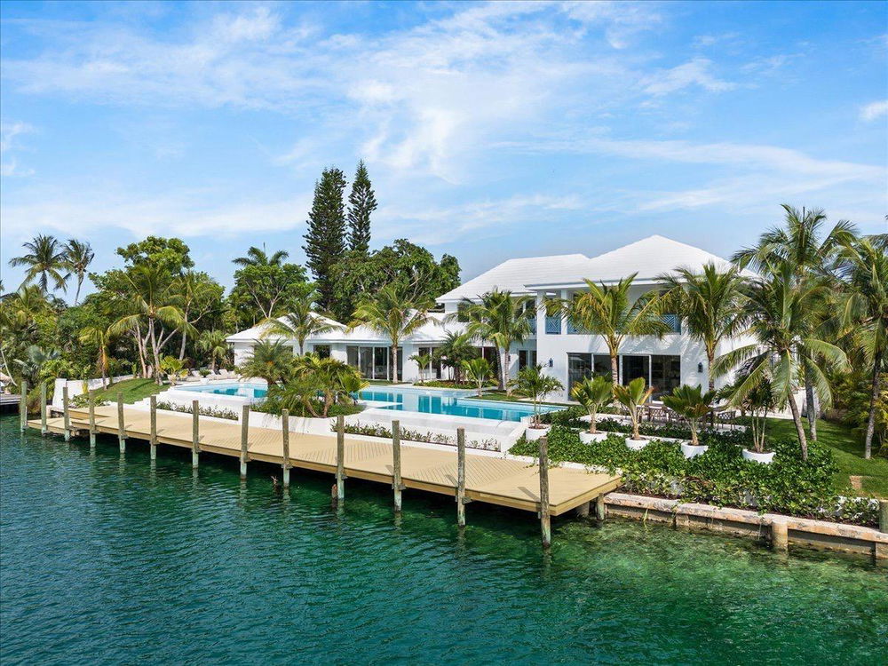 Invest in a luxury waterfront home 1191981082