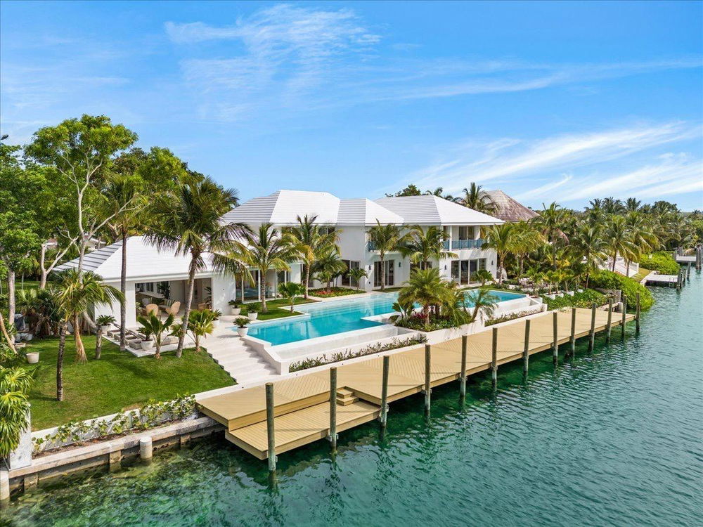 Invest in a luxury waterfront home 1191981082