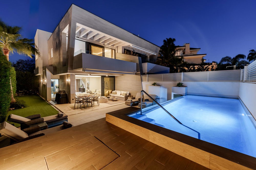 Modern villa with private pool and rooftop Jacuzzi in Puerto Banús 1235494590