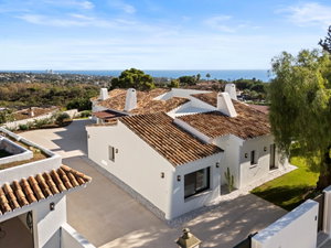 Sea-view villa for sale in Marbella Este, Marbella | Villa La Serena 1235948375
