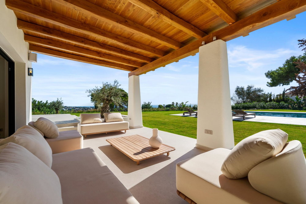 Sea-view villa for sale in Marbella Este, Marbella | Villa La Serena 1235948375