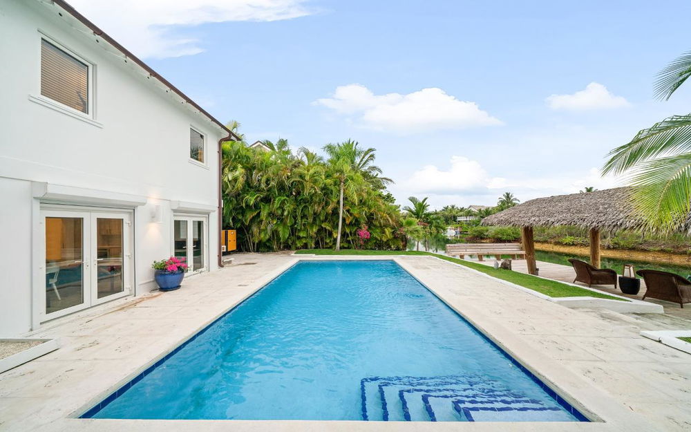 For sale luxury family villa with swimming pool and canal view 1284806598