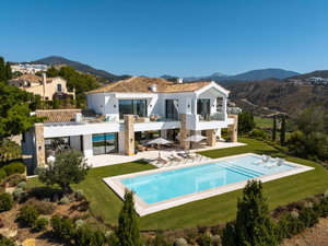 Sea-view villa for sale in El Herrojo, Benahavis | Villa Amara 1303501186