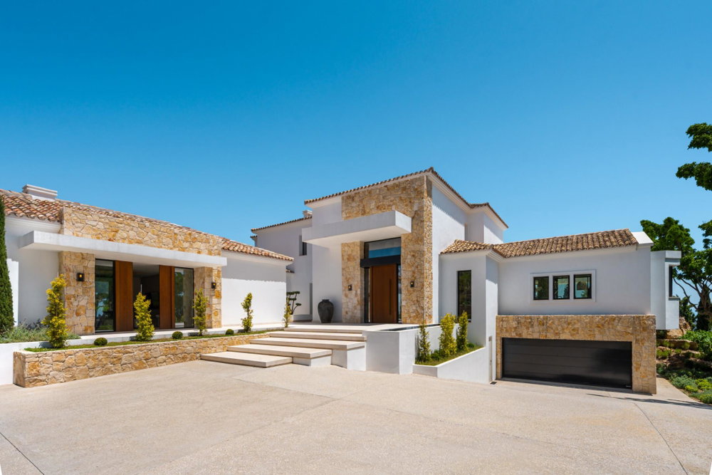 Sea-view villa for sale in El Herrojo, Benahavis | Villa Amara 1303501186