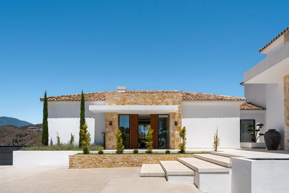 Sea-view villa for sale in El Herrojo, Benahavis | Villa Amara 1303501186