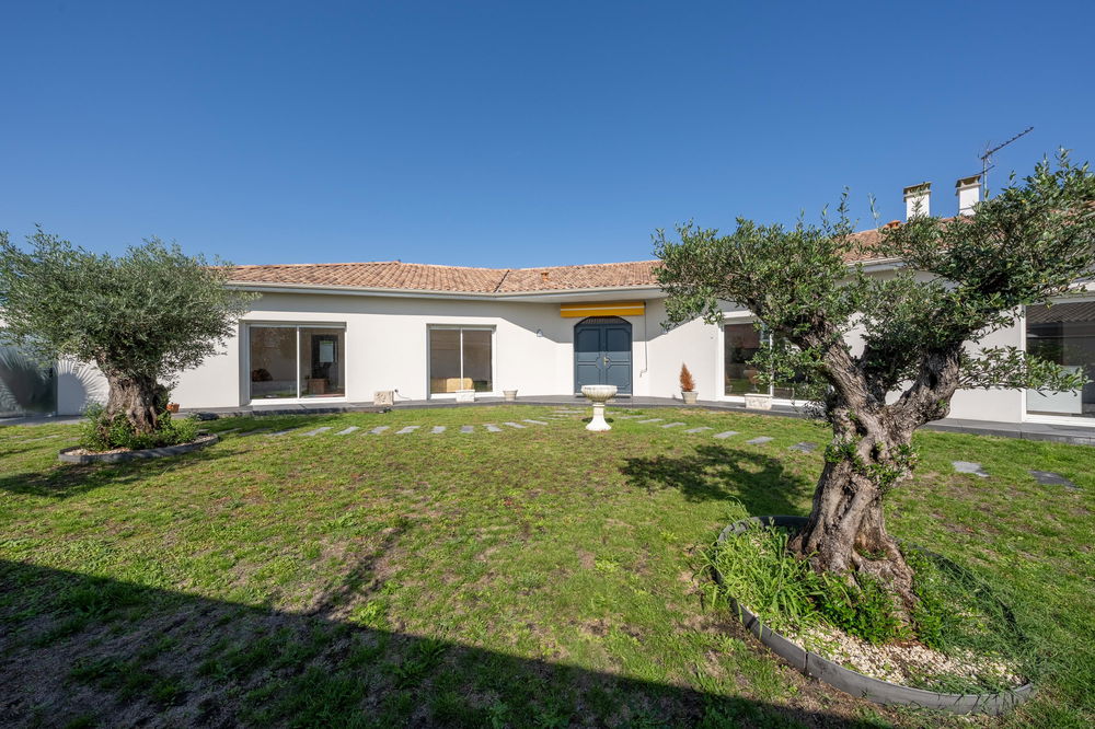 Exceptional Contemporary Villa in Izon – 230 m² with Swimming Pool, Just Minutes from Bordeaux and Libourne 1342052437